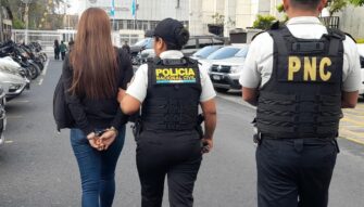 Detenida en la zona 9: Capturan a presunta extorsionista requerida por la justicia