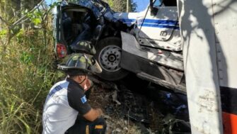 Tráiler causa tragedia en Villa Canales: tres fallecidos y múltiples heridos tras colisión en la ruta a El Salvador
