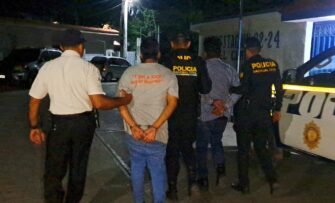 Policía captura a presuntos robacarros armados tras persecución en Santa Rosa