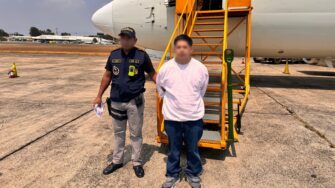 Tres hombres retornados de E.E.U.U. son detenidos en Guatemala por órdenes de captura vigentes