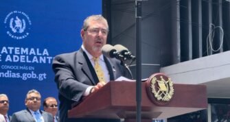 Bernardo Arévalo dice que se va a rebajar su salario en un 25%