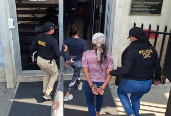 Abuela y nieta capturadas en allanamiento: presuntas extorsionistas