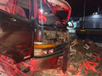 Rescatan a piloto atrapado tras accidente en la ruta al Atlántico