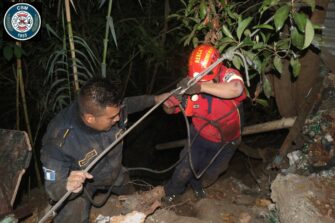 Rescatan a agente de la Policía Nacional Civil tras caer al fondo de un barranco