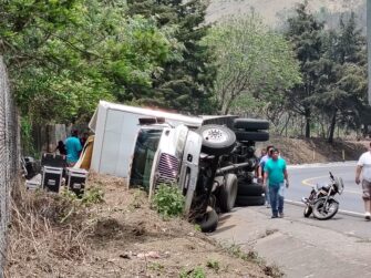 Camión con músicos vuelca en carretera