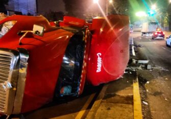 Tránsito colapsado en Periférico tras vuelco de tráiler con carga de algodón