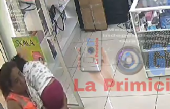 UTILIZA A NIÑA | Video capta a mujer robando y escondiendo productos
