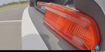 Policía de Texas descubre compartimento oculto donde trasladaban a migrantes, uno es guatemalteco