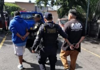 Capturan a dos presuntos asaltantes y pandilleros en zona 11 tras persecución policial