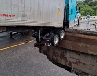 Tráiler queda suspendido en el aire tras colapso parcial de puente en Jutiapa