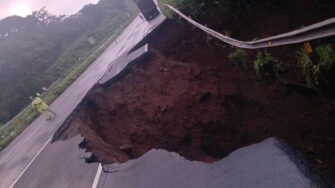 ATENCIÓN | Enorme hundimiento bloquea la ruta al pacífico