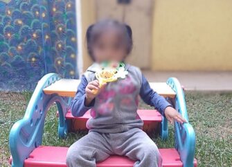 Rosy, una niña con un desarrollo peculiar, busca amor y una familia en Guatemala