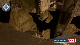 Socavón en Santa Rosita, zona 16, pone en riesgo viviendas; Bomberos Municipales evacuan a familias