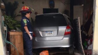 Conductor de taxi asesinado en Villa Hermosa: Vehículo termina empotrado en vivienda