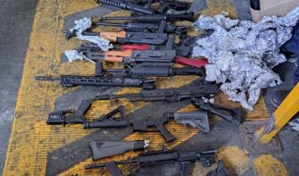 PNC incauta arsenal en Puerto Barrios: 13 fusiles y 27 tolvas entre lo confiscado