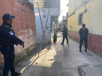 Policía y fiscales bajo ataque durante operativo en Colonia Lourdes II