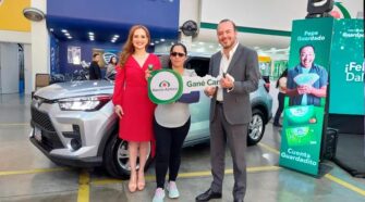 Cliente gana una Toyota Raize por tener cuenta Guardadito de Banco Azteca