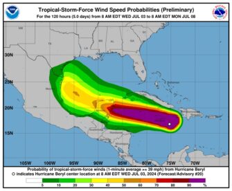 Huracán Beryl se debilita a categoría 3 pero sigue siendo una amenaza en el Caribe
