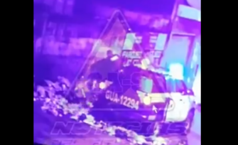 Agentes de la PNC por tirar basura en la vía pública: Les ordenan limpieza y los sancionan