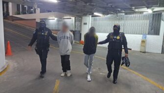 Capturados dos hombres por robo a transeúntes en taxi pirata en zona 12