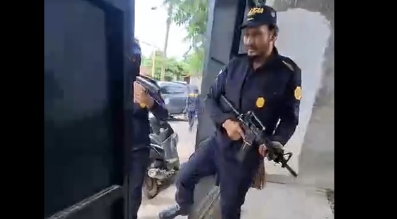 dISFRAZADOS DE POLICÍAS