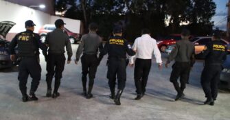 Guardias de seguridad privada detectados con armas ilegales en Mixco