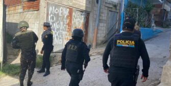 Capturan a presunto pandillero tras tiroteo durante allanamientos en zona 5 de la capital