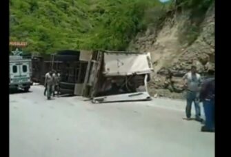 Ruta al Atlántico: un fallecido tras volcadura de tráiler en el kilómetro 70