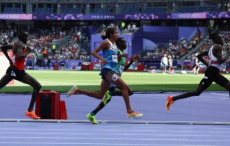 Video del momento en que camarógrafo interfiere en la carrera de Luis Grijalva