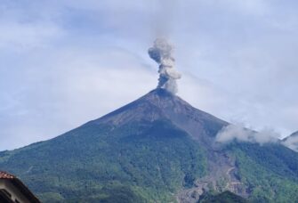 Explosiones moderadas y caída de ceniza del volcán de Fuego amenazan a comunidades del Oeste y NorOeste