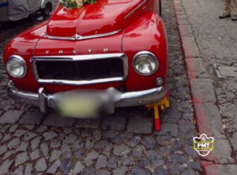 PMT de Antigua Guatemala defiende uso de cepo en vehículo de boda estacionado en línea roja