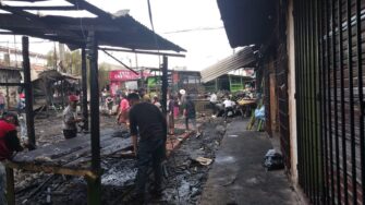 Incendio devasta puestos de madera en el mercado de La Florida, sin heridos