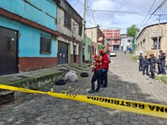 Hallan cuerpo envuelto en sábanas y plástico en zona 7; PNC y MP investigan el caso