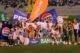 Comunicaciones se adelanta en una cerrada serie de cuartos de final