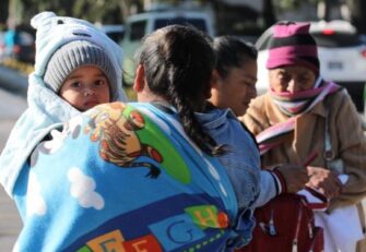 Emiten recomendaciones para proteger a recién nacidos y niños durante la temporada de frío