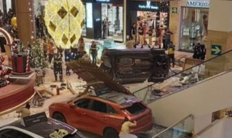 VIDEO | Vehículo cae desde parqueo superior en centro comercial Miraflores, zona 11