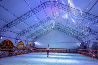 Inauguran pista de hielo en Mixco como parte del Festival Navideño 2024