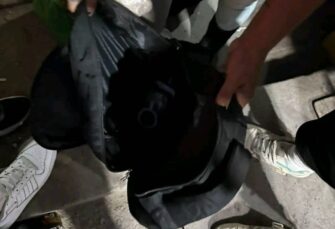 Retienen a mujer acusada de robar teléfonos celulares y billeteras a jugadores de Xinabajul-Huehue