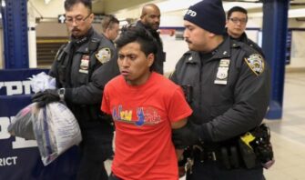 Guatemalteco enfrenta proceso legal en EE. UU. por la muerte de mujer en estación del metro de Brooklyn