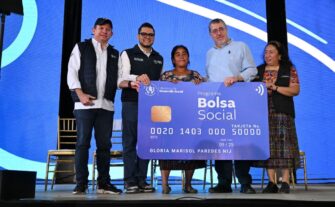 Bernardo Arévalo entrega la tarjeta número 50 mil de la Bolsa Social