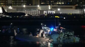 Momento en que avión de American Airlines y helicóptero militar colisionan sobre el río Potomac