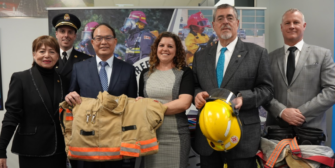 Arévalo recibe donativo en Canadá para fortalecer capacidades de bomberos en Guatemala