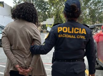 Detienen a mujer que intentó retirar Q50 mil con documentos falsificados en agencia bancaria