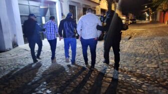 Capturan a seis presuntos responsables de robo de transporte de carga en Sumpango