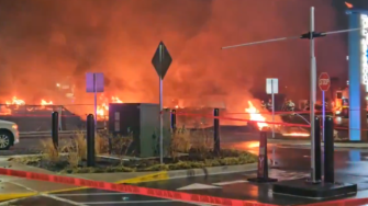 Avión pequeño se estrella en zona residencial dejando al menos seis muertos