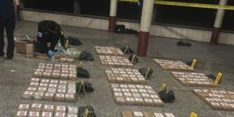 Interceptan embarcación con 799 paquetes de posible cocaína en aguas del Pacífico