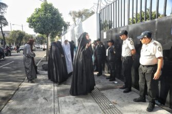 Juez ordena disgregación de menores de la secta Lev Tahor; madres exigen su devolución