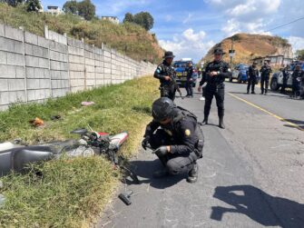 Persecución a alta velocidad: sicarios se hieren a ellos mismos