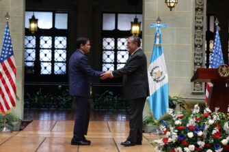 Acuerdan aumentar vuelos de deportación y crear unidad fronteriza contra el crimen organizado