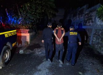 Capturan a dos pandilleros en Retalhuleu cuando intentaban extorsionar un negocio